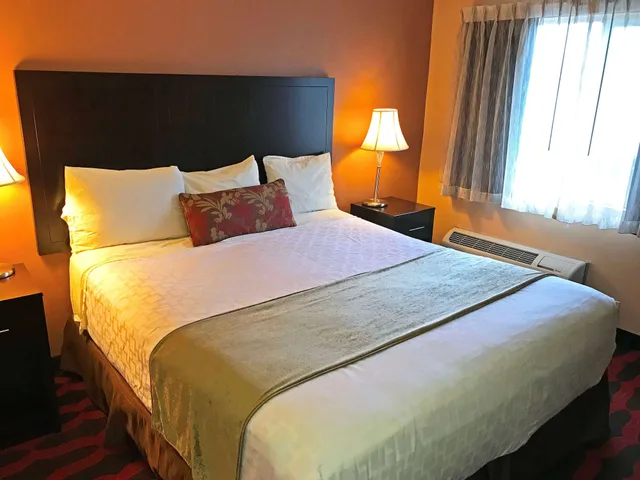 غرفة بسرير كينج بحوض جاكوزي، Americas Best Value Inn & Suites Forest Grove Hillsboro 2/6