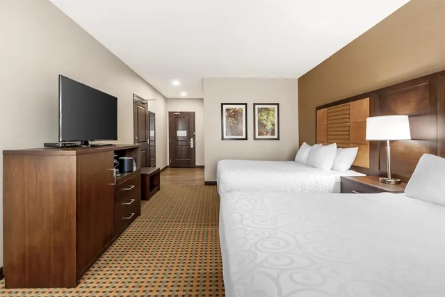 غرفة قياسية بسريرين كوين لذوي الإعاقة، Best Western Plus Hinton Inn and Suites 1/5
