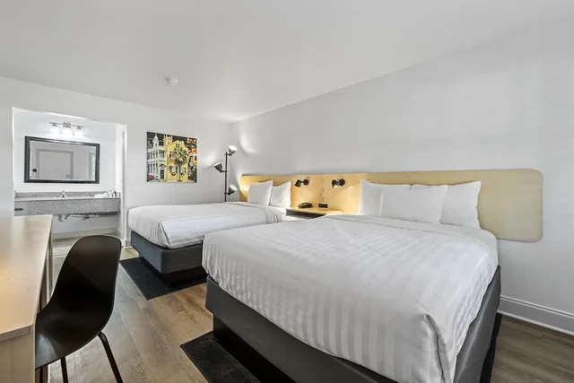 Room, 2 Queen Beds, Creek View, Corner، Charleston Creekside Inn 2/4