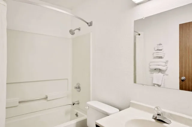 جناح بسرير كينج، Super 8 by Wyndham Newburgh/West Point Near Stewart Airport 3/3