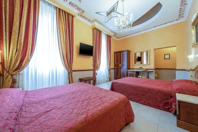 غرفة رباعية بسرير مزدوج وسريرين منفصلين، Clarion Collection Hotel Principessa Isabella 2/5