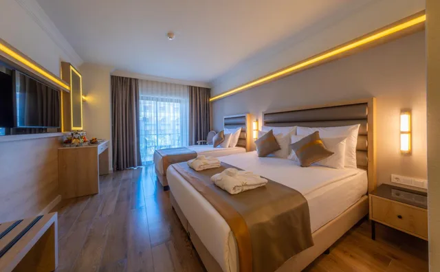 Standard, Double Bed, Side Sea View، Aydinbey Kings Palace Spa and Resort Hotel 4/10