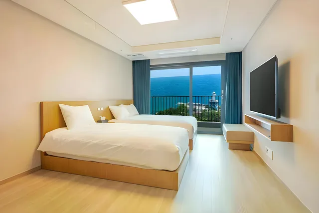 غرفة ديلوكس بسريرين منفصلين بإطلالة جزئية على البحر، Sokcho I Park Suite Hotel and Resort 1/2