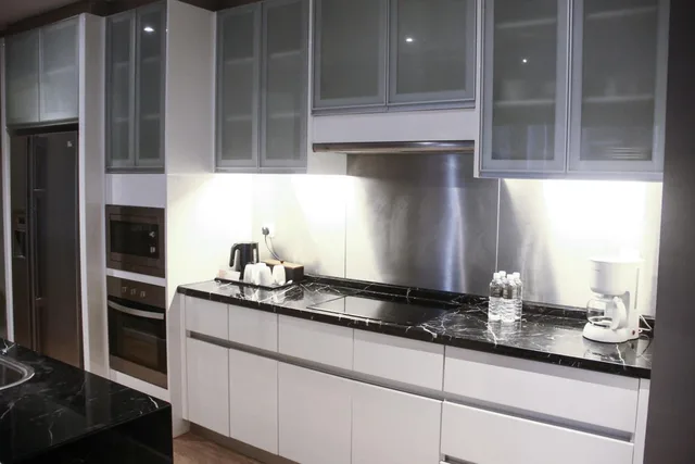 غرفة بسريرين مزدوجين وسرير كينج وسرير كوين بغرفتي نوم، E&O Residences Kuala Lumpur 8/8