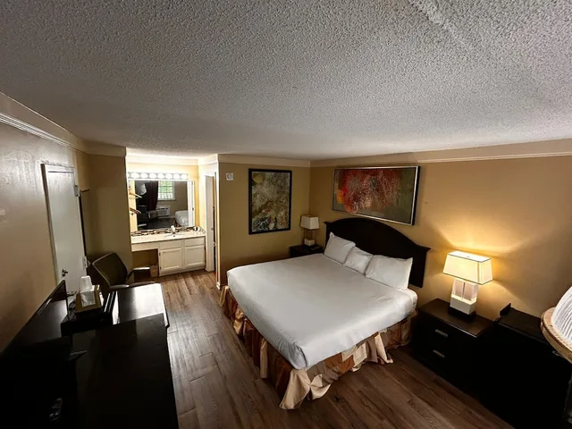 غرفة قياسية بسرير كينج، Plantation Oaks Suites & Inn Millington 2/8
