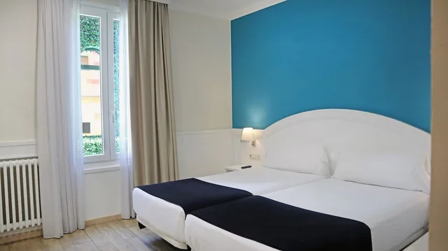 غرفة داخلية بسريرين منفصلين، Balneari Vichy Catalan 2/8