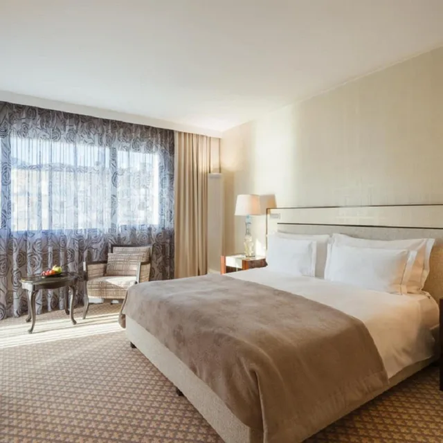 Deluxe, King Bed, Partial Lake View، Eden Roc 2/9