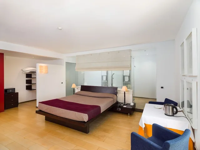 Executive, Queen Bed, Grand Tiziano 1/2