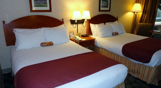 Room, 2 Double Beds, Exterior Entrance، Ramada by Wyndham State College Hotel & Conference Center 6/10