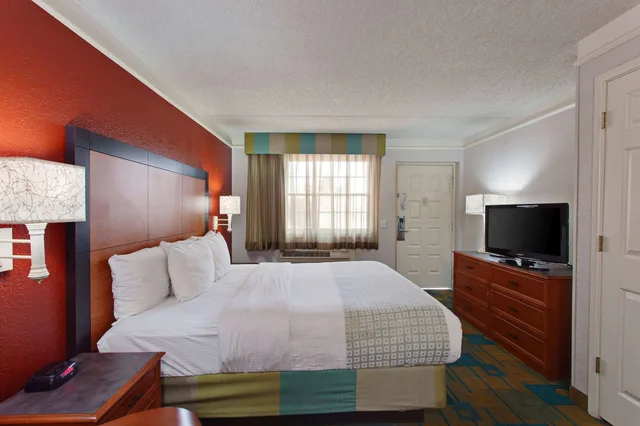 غرفة بسرير كينج لذوي الإعاقة، La Quinta Inn by Wyndham Costa Mesa / Newport Beach 6/10