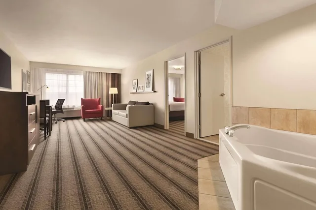 جناح بسرير كينج بحوض جاكوزي لذوي الإعاقة، Country Inn & Suites by Radisson, Billings, MT 4/6