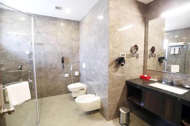 جناح بريميوم بسرير كينج، Ramada by Wyndham Jamshedpur 2/2