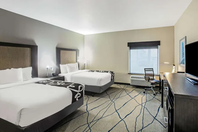 غرفة بسريرين كوين لذوي الإعاقة، La Quinta Inn & Suites By Wyndham Ponca City 2/3