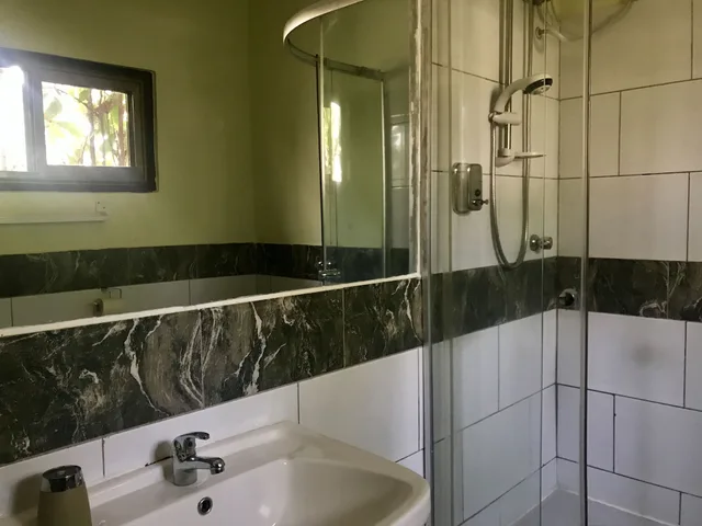 غرفة عائلية رباعية بسرير كينج وسرير بطابقين بإطلالة على الفناء بمطبخ صغير، Omanye Lodge 4/5