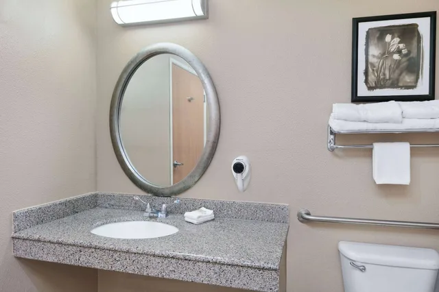 Room, King Bed, Super 8 by Wyndham New Braunfels I-35 4/5