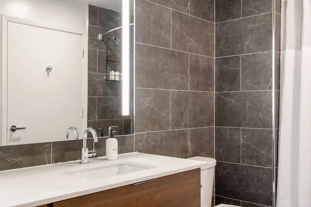 شقة كلاسيكية بسرير كينج بإطلالة على النهر بشرفة بغرفة نوم واحدة مع أريكة، Kasa Austin 2nd Street Apartments 5/9