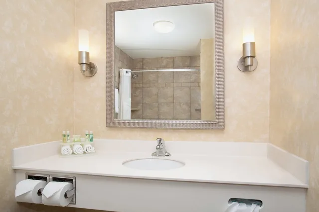 غرفة قياسية بسريرين كوين، Holiday Inn Express and Suites Minot 3/3