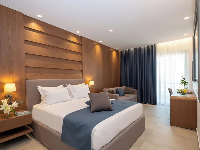 غرفة فاخرة رباعية بسرير مزدوج بإطلالة على البحر مع أريكة، Nana Golden Beach 1/7