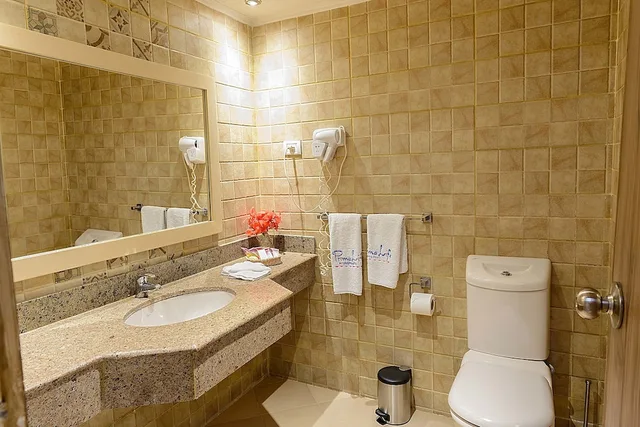 غرفة عائلية رباعية بسريرين مزدوجين بإطلالة على المسبح، Prima Life Makadi Resort 1/1