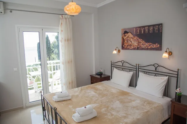 Studio, Twin Beds, Brentanos Apartments - View Of Paradise 1/3
