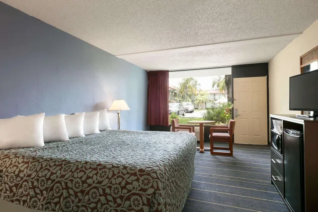 غرفة بسرير كينج لذوي الإعاقة، Days Inn by Wyndham Clearwater/Gulf to Bay 1/3