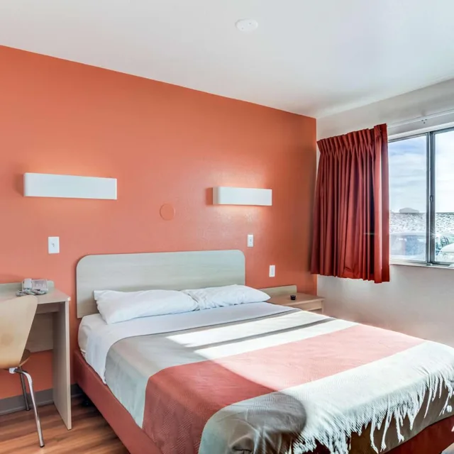 غرفة بسرير كوين، Motel6 Fort Collins, CO 2/10