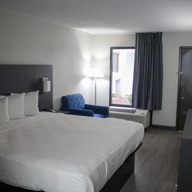 Efficiency, Suite, King Bed، Clarion Pointe Statesville 2/4