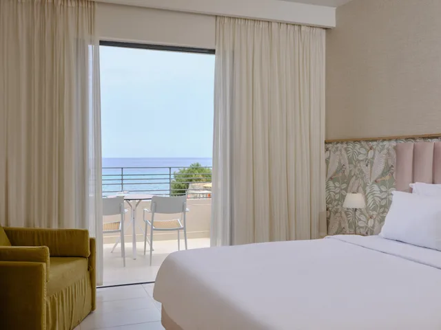 غرفة بسرير مزدوج بإطلالة على البحر، Atlantica Eleon Grand Resort 1/4