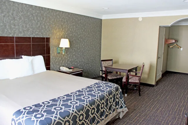 غرفة بسرير كينج، Crystal Inn Suites Spas 2/10