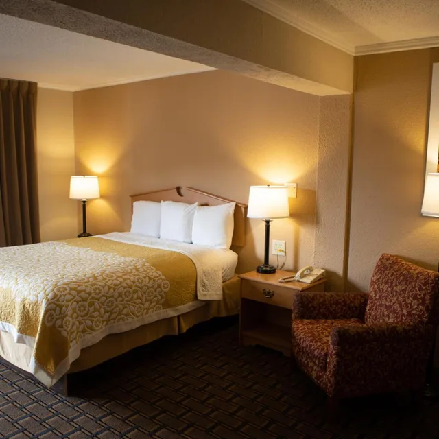 غرفة بسرير كوين بحوض استحمام لذوي الإعاقة، Days Inn by Wyndham Fairmont 3/8
