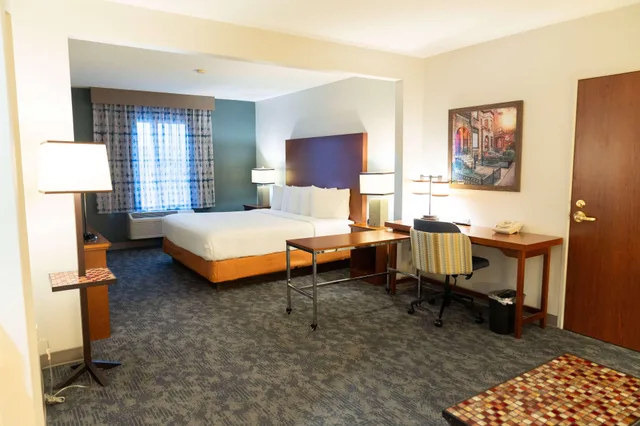 Executive, Suite, La Quinta Inn & Suites by Wyndham Bannockburn-Deerfield 3/4