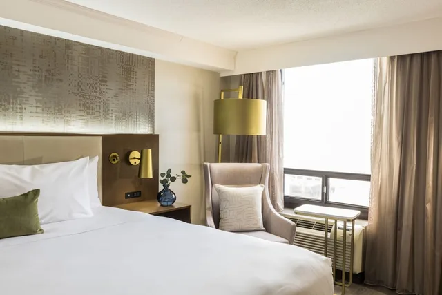 Standard, King Bed, Crowne Plaza Toronto Airport 4/9