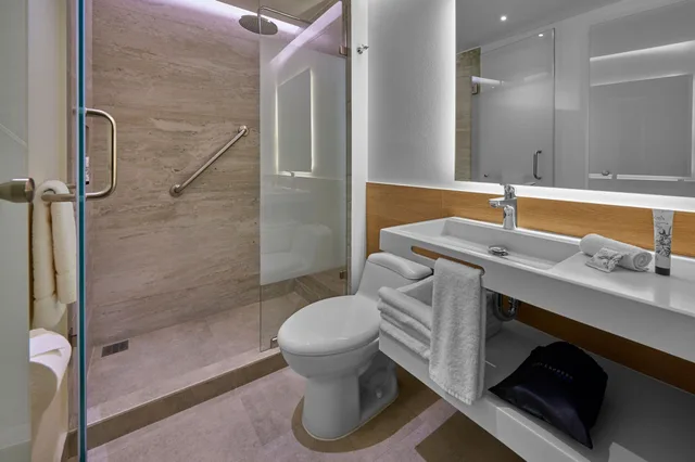 جناح بسرير كينج بغرفة نوم واحدة مع أريكة، City Express Plus By Marriott Guadalajara Providencia 4/4