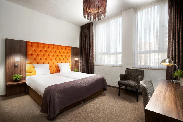 غرفة عائلية بأربعة أسرّة، Hotel La Reine 1/3