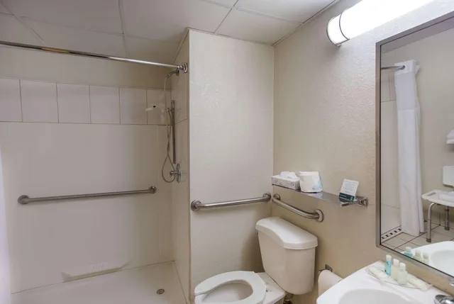 غرفة رباعية بسريرين كوين لذوي الإعاقة، Quality Inn Albany Colonie 3/3