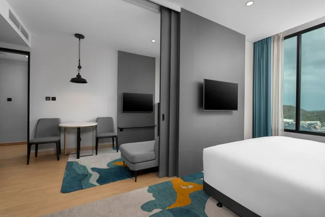 جناح بسرير كينج بشرفة بغرفة نوم واحدة، Holiday Inn Suites Siracha Laemchabang 2/4