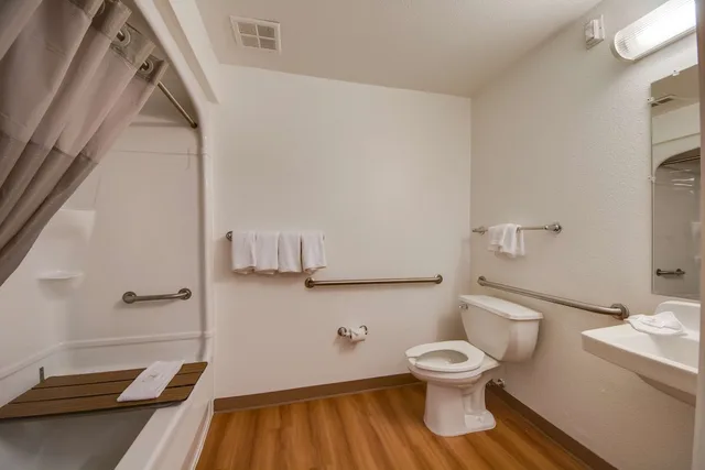 Standard, Queen Bed, Motel6 Brownsville, TX 8/8