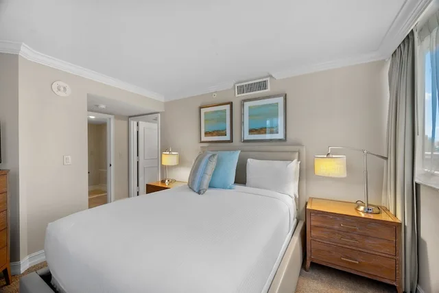 غرفة بسرير كينج وسرير كوين بغرفتي نوم بإطلالة جزئية على البحر مع أريكة، MARCO BEACH OCEAN RESORT 1/4