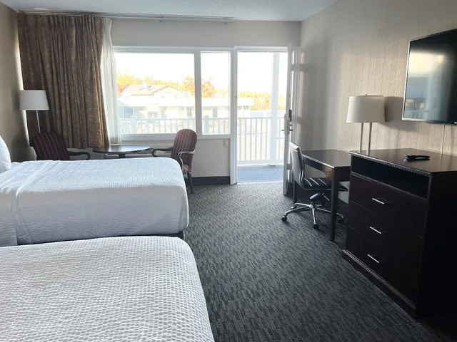 Room, 2 Queen Beds, Pool Side، The Georgian Lakeside Resort 1/4