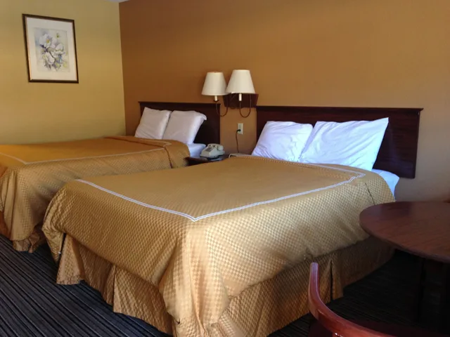 Standard, 2 Double Beds, Smoking, Rodeway Inn Columbus West 2/6