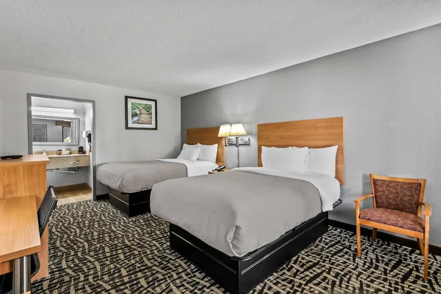 غرفة قياسية بسريرين مزدوجين، Quality Inn Bowling Green South 1/10