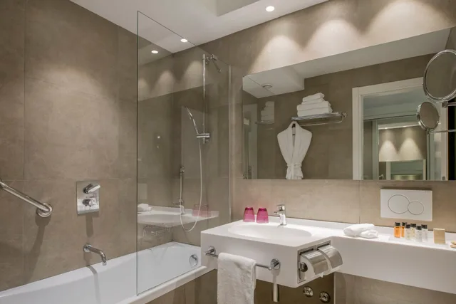 جناح بسرير كينج، Crowne Plaza St Peter S 6/8