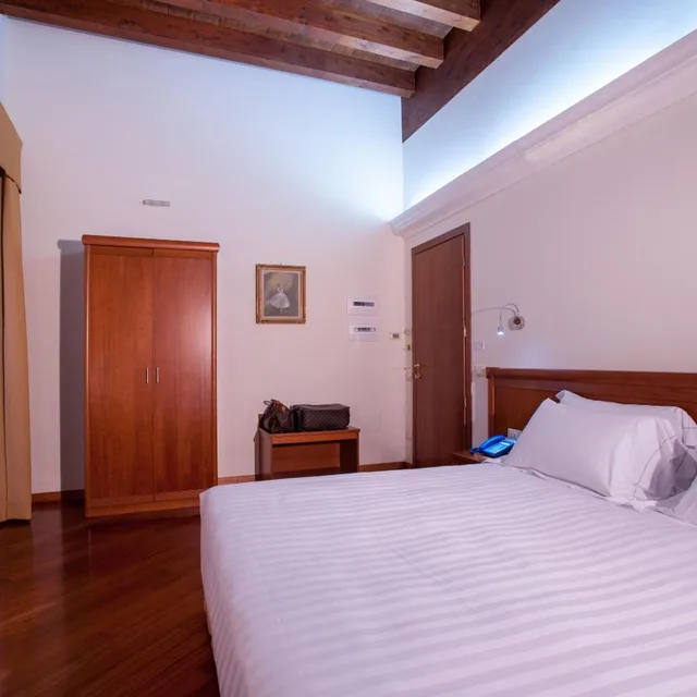 Room, Double or Twin Bed, Accessible, Hotel Flora 4/8