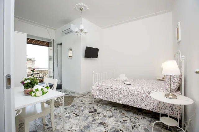 غرفة بسرير كوين بإطلالة على البحر، Maison Ortigia 2/7