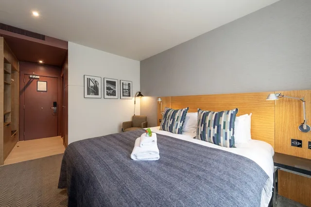 Room, Queen Bed, Castle View, Apex City 1/4