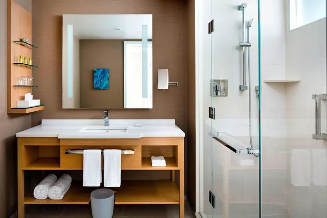 Guest Room, King Bed, Tower View، Delta Toronto 11/14