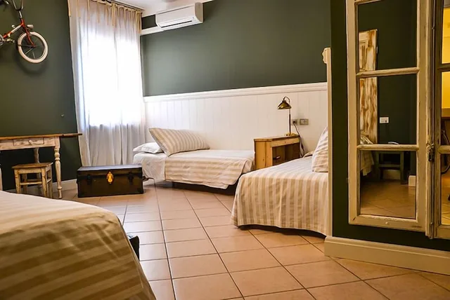غرفة قياسية رباعية بسرير مزدوج وسريرين منفصلين، Hotel Maximilian 3/10