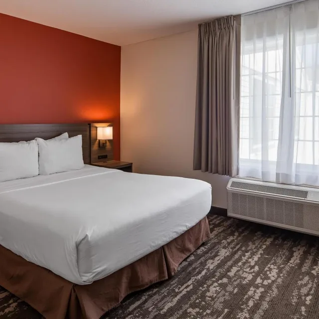 غرفة بسرير كوين بإطلالة، Charlevoix Inn Suites, SureStay Collection by Best Western 1/9