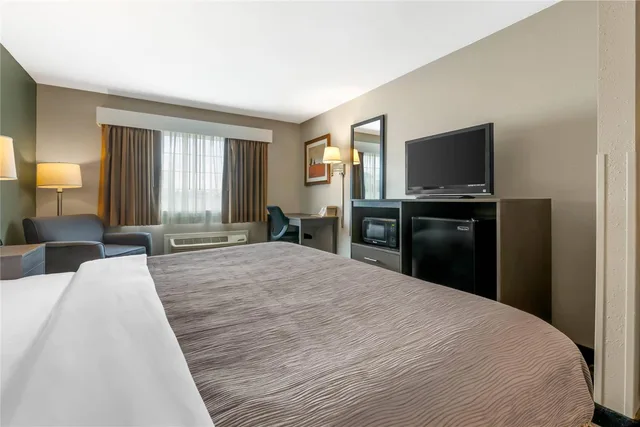 Room, King Bed, Quality Inn Mauston I-90 2/7