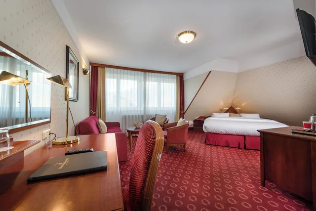 غرفة ديلوكس رباعية بسريرين منفصلين مع أريكة، Hotel Salzburger Hof 3/8
